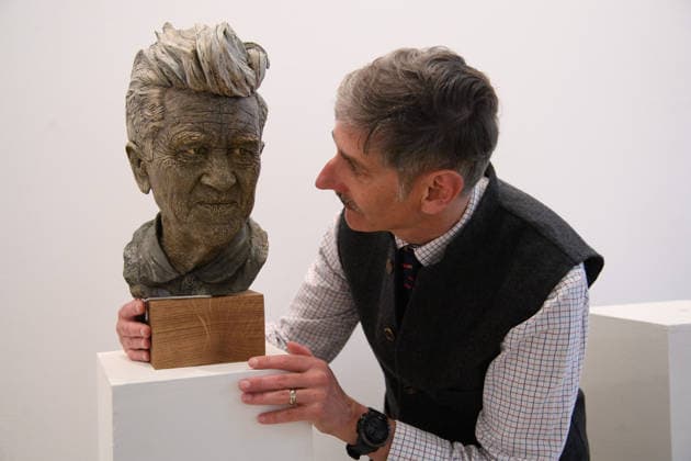 The Society of Portrait Sculptors: FACE 2026 Exhibition at Garrison Chapel, Chelsea Barracks, London, UK - Thursday 9 April 2026 A staff member views David Lynch by Jakub Wesolowski at Garrison Chapel, Chelsea Barracks, London, England, UK on Thursday 9 April, 2026 as part of The Society of Portrait Sculptors: FACE 2026 Exhibition which runs from 13th - 26th April., Credit:Justin Ng Avalon UK, England, London, Garrison Chapel, Chelsea Barracks Copyright: xJustinxNgx xAvalonx 1089724228