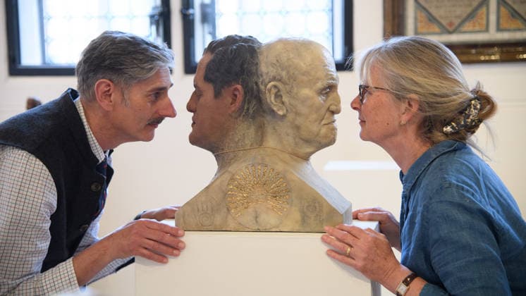 The Society of Portrait Sculptors: FACE 2026 Exhibition at Garrison Chapel, Chelsea Barracks, London, UK - Thursday 9 April 2026 A staff member views Uno by Ruben Astudillo at Garrison Chapel, Chelsea Barracks, London, England, UK on Thursday 9 April, 2026 as part of The Society of Portrait Sculptors: FACE 2026 Exhibition which runs from 13th - 26th April., Credit:Justin Ng Avalon UK, England, London, Garrison Chapel, Chelsea Barracks Copyright: xJustinxNgx xAvalonx 1089724273