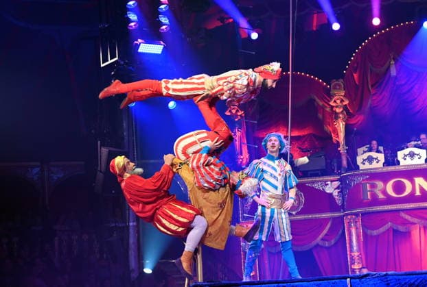 Trampolin Artisten Venice Carnival und Clown Prof Wacko ( Valdimir Georgiev ) beim Auftritt in der Manege der Kölner Premiere des Circus Roncalli