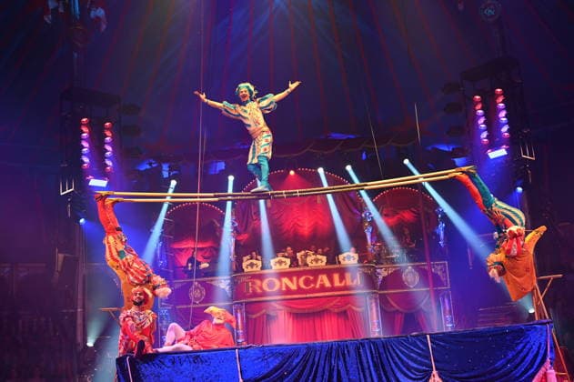 Trampolin Artisten Venice Carnival und Clown Prof Wacko ( Valdimir Georgiev ) beim Auftritt in der Manege der Kölner Premiere des Circus Roncalli