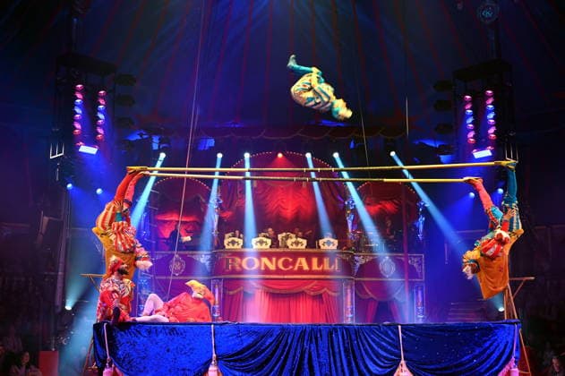 Trampolin Artisten Venice Carnival und Clown Prof Wacko ( Valdimir Georgiev ) beim Auftritt in der Manege der Kölner Premiere des Circus Roncalli