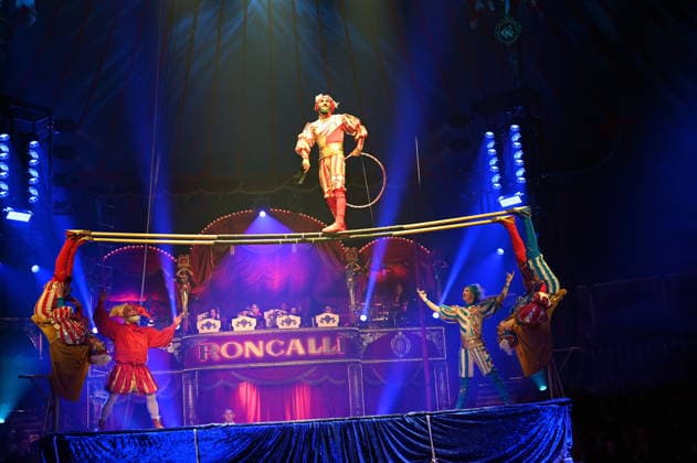 Trampolin Artisten Venice Carnival und Clown Prof Wacko ( Valdimir Georgiev ) beim Auftritt in der Manege der Kölner Premiere des Circus Roncalli
