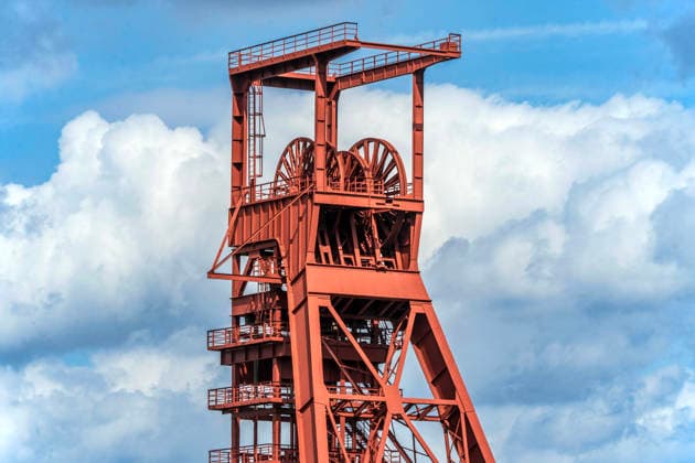 Fördergerüst der Zeche Nordstern, Industriedenkmal in Gelsenkirchen-Horst, ehemaliges Steinkohlenbergwerk, seit 1980 stillgelegt, Gelsenkirchen, 4. April 2026 Deutschland, Gelsenkirchen, 4. April 2026, Fördergerüst der Zeche Nordstern vor blauem Himmel, Industriedenkmal in Gelsenkirchen-Horst, liegt im Nordsternpark, das ehemalige Steinkohlenbergwerk war von 1867 bis 1980 in Betrieb, Kohleförderung, fossile Energien, Strukturwandel, Ruhrgebiet, NRW, Nordrhein-Westfalen,