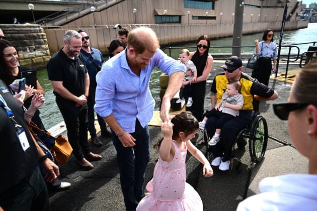HARRY AND MEGHAN AUSTRALIA VISIT, Prince Harry and Meghan, the Duke and Duchess of Sussex meet with Invictus Australia veteran, Joel Vanderzwan accompanied by his wife, Alexandra, daughter Charlotte, and 9-month-old twin sons, Harrison and William Before boarding a boat for a tour of Sydney Harbour with Invictus Australia during a visit to Australia, Sydney, Friday, April 17, 2026. ( NO ARCHIVING SYDNEY NEW SOUTH WALES AUSTRALIA Copyright: xDEANxLEWINSx 20260417176365975063