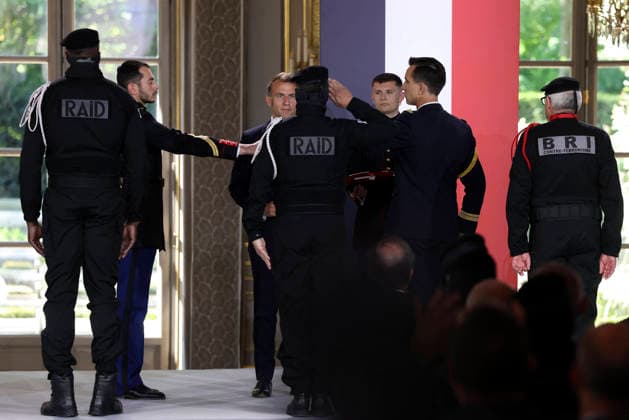 Decoration Ceremony For The Police Forces Who Intervened At The Bataclan - Paris France s President, Emmanuel Macron decorates police officers after awarding them during a ceremony to honour the police officers who intervened in the Bataclan concert hall on November 13, 2015 s attacks, at the Elysee Palace in Paris, on April 21, 2026. ? Stephane Lemouton SIPA LEMOUTONSTEPHANE_260421A039 Credit:Stephane Lemouton SIPA 2604211425 Photo by Stephane Lemouton Pool ABACAPRESS.COM Paris France Copyright: xLemoutonxStephane Pool ABACAx