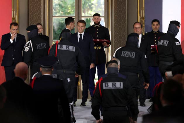 Decoration Ceremony For The Police Forces Who Intervened At The Bataclan - Paris France s President, Emmanuel Macron decorates police officers after awarding them during a ceremony to honour the police officers who intervened in the Bataclan concert hall on November 13, 2015 s attacks, at the Elysee Palace in Paris, on April 21, 2026. ? Stephane Lemouton SIPA LEMOUTONSTEPHANE_260421A048 Credit:Stephane Lemouton SIPA 2604211425 Photo by Stephane Lemouton Pool ABACAPRESS.COM Paris France Copyright: xLemoutonxStephane Pool ABACAx