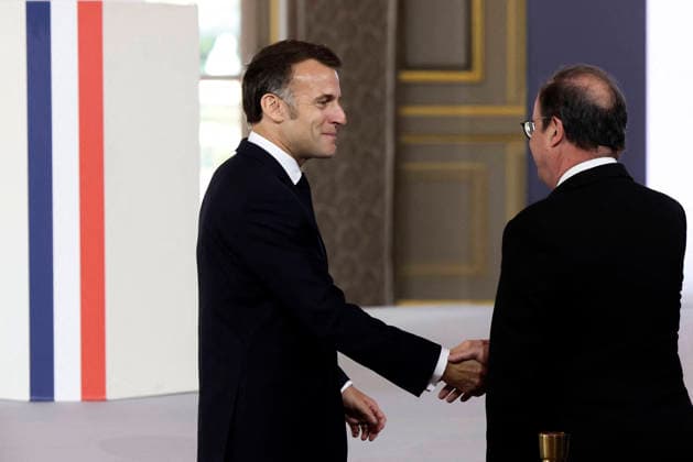 Emmanuel Macron, Président de la République Française, François Hollande Ceremony for awarding collective decorations to the police forces who intervened at the Bataclan during the attacks on November 13, 2015, at the Elysee Palace in Paris, April 21, 2026 France s President, Emmanuel Macron shakes hands with France s former President Francois Hollande before a ceremony for awarding collective decorations to the police forces who intervened at the Bataclan during the attacks on November 13, 2015, at the Elysee Presidential palace, in Paris, on April, 21, 2026 Paris France Copyright: xStà phanexLemoutonx xPoolx xBestimagexStà phanexLemoutonx xPoolx xBestimagex
