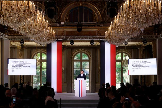 Emmanuel Macron, président de la République Française Cérémonie de remise de décorations collectives aux forces de police intervenues au Bataclan lors des attentats du 13 novembre 2015, au palais de lÉlysée à Paris, le 21 avril 2026 France s President, Emmanuel Macron delivers a speech during a ceremony for awarding collective decorations to the police forces who intervened at the Bataclan during the attacks on November 13, 2015, at the Elysee Presidential palace, in Paris, on April, 21, 2026 Paris France Copyright: xStà phanexLemoutonx xPoolx xBestimagexStà phanexLemoutonx xPoolx xBestimagex