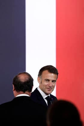 Emmanuel Macron, Président de la République Française, François Hollande Ceremony for awarding collective decorations to the police forces who intervened at the Bataclan during the attacks on November 13, 2015, at the Elysee Palace in Paris, April 21, 2026 France s President, Emmanuel Macron shakes hands with France s former President Francois Hollande before a ceremony for awarding collective decorations to the police forces who intervened at the Bataclan during the attacks on November 13, 2015, at the Elysee Presidential palace, in Paris, on April, 21, 2026 Paris France Copyright: xStà phanexLemoutonx xPoolx xBestimagexStà phanexLemoutonx xPoolx xBestimagex