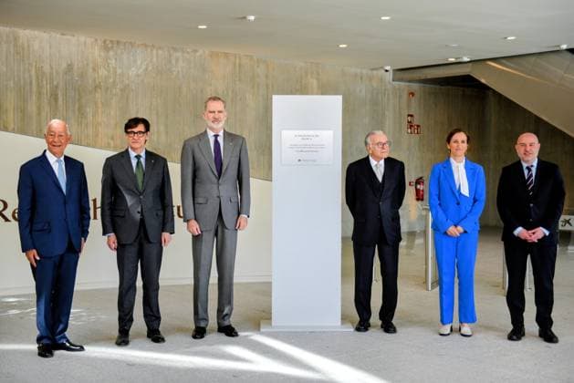 The King inaugurates the CaixaResearch Institute in Barcelona King Felipe VI c , the Minister of Health, Mónica García 2d , and the President of the Generalitat, Salvador Illa 2i , during the inauguration of the CaixaResearch Institute, 24 April 2026, in Barcelona, Catalonia Spain The CaixaResearch Institute is the first Spanish research center specialized in immunology, focused on the study of the immune system and how it is related to the most prevalent diseases - such as neurological, oncological or infectious diseases - also taking into account the impact of environmental factors 24 APRIL 2026 Barcelona Barcelona Barcelona Spain Copyright: xAlbertoxParedesx 7467923