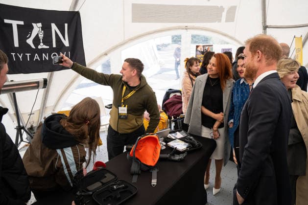 Prince Harry (R), The Duke of Sussex, visits the exhibition area of ??the TYTANOVI Rehabilitation Centre in the mobile town during the Invictus Games Ukraine Forum, dedicated to the 10th anniversary of the Invictus Games movement in Ukraine, at the National Museum of the History of Ukraine in WWII Memorial Complex, Kyiv, Ukraine, April 24, 2026. Ukraine has participated in the Invictus Games since 2017, showing strong results and steady team growth. The Ukrainian team competes in athletics, archery, rowing, and swimming, earning numerous medals and prize placements. (Photo by Danylo Antoniuk Ukrinform) Invictus Games Ukraine Forum in Kyiv Copyright: xDanyloxAntoniukx