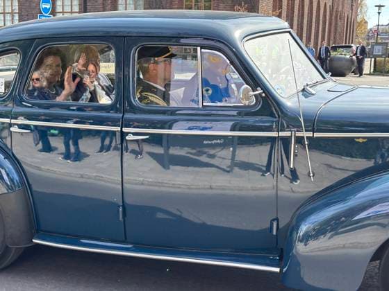 King Carl Gustaf and Queen Silvia travel in a 1946 Volvo PV60 on their way to the luncheon at Stockholm City Hall as part of the celebration of King Carl Gustafs 80th birthday Photo Gabriella Bruske TT code 11554 x11554x Copyright: xGabriellaxBruske TTx KUNGEN 80 AR ÖVERFLYGNING OCH SANGARHYLLNING bNeyhtcjpBA