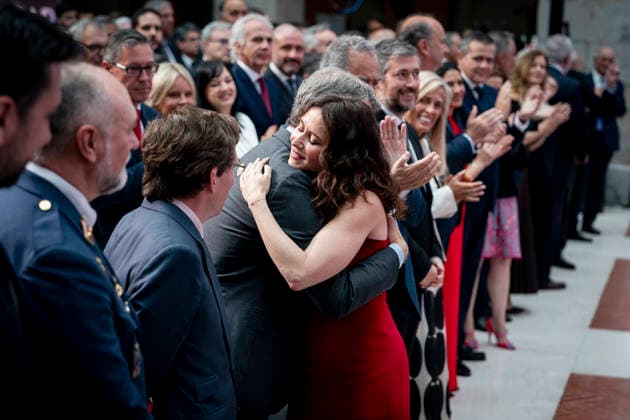 Presentation of the Grand Crosses of the Order of Dos de Mayo The President of the Community of Madrid, Isabel Díaz Ayuso, greets the President of the PP, Alberto Núnez Feijóo, during the presentation of the Grand Crosses of the Order of Dos de Mayo, at the Puerta del Sol in Madrid, on May 2, 2026, in Madrid Spain The Governing Council of the Community of Madrid awards the Grand Cross of the Order of Dos de Mayo to 14 personalities, institutions and social entities in recognition of their professional careers, solidarity and example 02 MAY 2026 A Pé Espana Copyright: xA.xPÃ rezxMecax 7492511