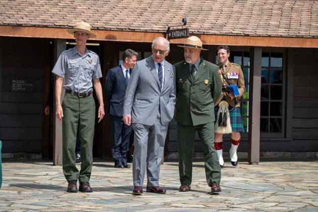 May 2, 2026, Front Royal, Va, United States: King Charles III of the United Kingdom, alongside ranger Karl Rand, left, and Tracy Stakely, right, Superintendent of Shenandoah National Park depart the Visitor Center during a visit to the Dickey Ridge section, April 30, 2026 in Front Royal, Virginia. The King is visiting in celebration of the 250th anniversary of American independence. Front Royal United States - ZUMAp138 20260502_zaa_p138_071 Copyright: xShenandoahnps NationalxParkx