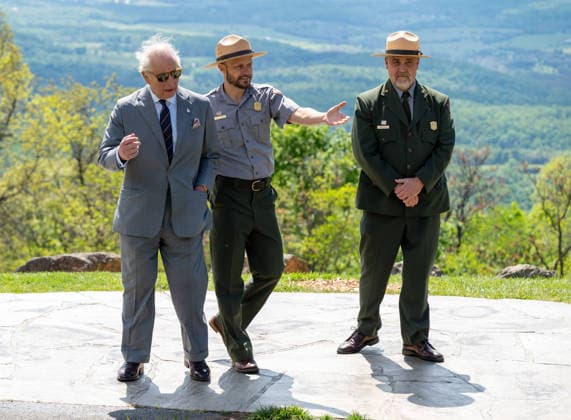 May 2, 2026, Front Royal, Va, United States: King Charles III of the United Kingdom, left, is given a tour by Park Ranger Evan Childress, center, as Superintendent Tracy Stakely, right, looks on during a visit to the Shenandoah National Park Dickey Ridge section, April 30, 2026 in Front Royal, Virginia. The King is visiting in celebration of the 250th anniversary of American independence. Front Royal United States - ZUMAp138 20260502_zaa_p138_054 Copyright: xShenandoahnps NationalxParkx