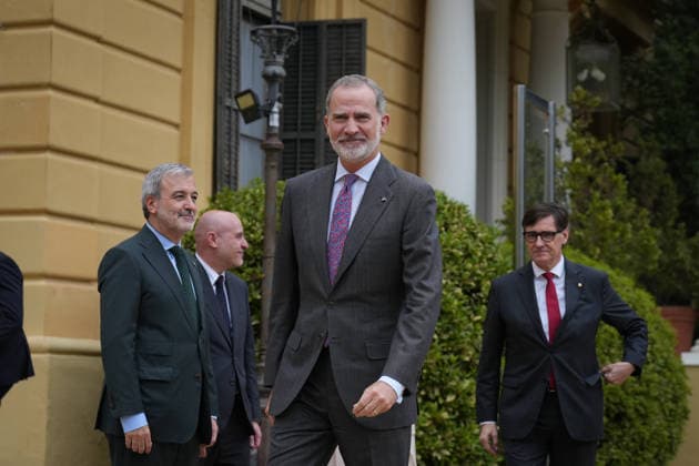 King Felipe VI greets the Minister of Science, Diana Morant, the President of the Generalitat de Catalunya, Salvador Illa, the Mayor of Barcelona, Jaume Collboni, and the Government Delegate in Catalonia, Carlos Prieto upon his arrival at the presentation of the National Research Awards 2025, at the Palau Pedralbes, on May 4, 2026, in Barcelona, Catalonia Spain These awards are Spains most important recognition in the field of scientific research, and highlight the talent of the people and organizations which, through their work, contribute to the advancement and progress of society 04 MAY 2026 Spain Copyright: xDavidxZorrakinox 7497446