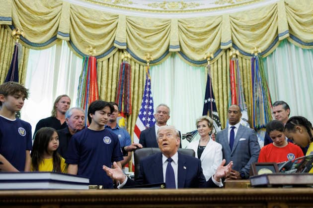 May 5, 2026, Washington, District Of Columbia, USA: United States President Donald J Trump signs a proclamation in the Oval Office of the White House in Washington, DC, USA,, on May 5, 2026. The memorandum is set to restore the Presidential Fitness Test Award, a competitive school-based fitness program last seen under the Obama administration Washington USA - ZUMAs152 20260505_faa_s152_004 Copyright: xTomxBrennerx-xPoolxviaxCNPx