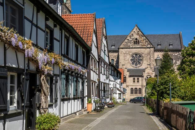 Herten-Westerholt, Altes Dorf Westerholt, Alte Freiheit, Fachwerkhaeuser mit Blumen, katholische Pfarrkirche St. Martinus, Basilika, Neuromanik, Spaetromantik, Radfenster am Querhaus, Deutschland, Herten, Ruhrgebiet, Westfalen, Nordrhein-Westfalen, NRW Deutschland, Herten, Ruhrgebiet, Westfalen, Nordrhein-Westfalen, NRW, Herten-Westerholt, Altes Dorf Westerholt, Alte Freiheit Westerholt, Haeuserzeile, Fachwerkhaeuser mit Blumenschmuck, hinten die katholische Pfarrkirche St. Martinus, Basilika, Neuromanik, Spaetromantik, Fensterrosette am Querhaus, Germany, Herten, Ruhr area, Westphalia, North Rhine-Westphalia, NRW, Herten-Westerholt, Old Village Westerholt, Alte Freiheit Westerholt, row of houses, half-timbered houses with floral decoration