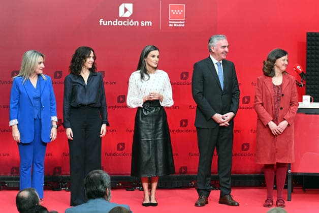 Queen Letizia presents the awards to the winning authors in the 48th edition of the SM Childrens Literature Awards The President of the Community of Madrid, Isabel Díaz Ayuso 2i , Queen Letizia c and José Manuel Cidad, executive president of Editorial SM, during the presentation of the awards to the winning authors in the 48th edition of the SM Childrens Literature Awards El Barco de Vapor and Gran Angular 2026, at the Real Casa de Correos, on May 12, 2026, in Madrid Spain The winners Josan Hatero and Alba Quintas Garciandia will receive an award of 35,000 euros each, the largest in the Spanish-speaking world in their categories REINA REALEZA LITERATURA José Madrid Madrid Madrid Spain Copyright: xJosà xOlivax 7518242