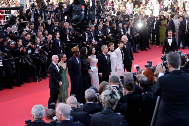 Paul Laverty, Ruth Negga, Isaach de Bankolé, Chloé Zhao, Demi Moore, Park Chan wook, Laura Wandel, Diego Céspedes, Stellan Skarsgard Montée des marches du film La vénus électrique pour la cérémonie douverture du 79ème Festival International du Film de Cannes, le 12 mai 2026 Jacovides Moreau Bestimage Red carpet for The electric kiss during the 79th Cannes International Film Festival Opening ceremony on May 12, 2026 Cannes France Copyright: xJACOVIDES-MOREAUx xBESTIMAGExJACOVIDES-MOREAUx xBESTIMAGEx