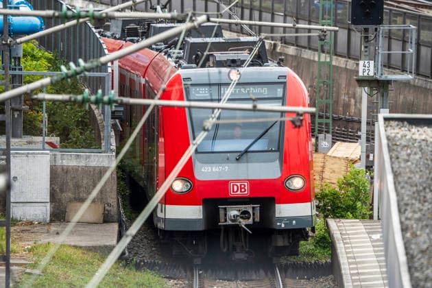 S-Bahn Linie S8 Richtung Herrsching, Nähe Hackerbrücke, München, Mai 2026 Deutschland, München, Mai 2026, Münchner S-Bahn, Linie S8 nach Herrsching, auf der Stammstrecke in Höhe S-Bahnhof Hackerbrücke, Verkehr, Infrastruktur,