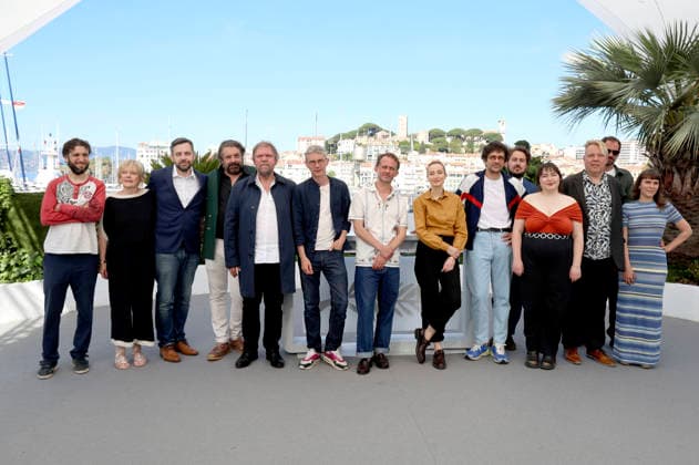 Guit Harpo, Claudine Barthel-Fournier, Florian Surrier, Raphael Thiery, Swann Arlaud, Emmanuel Marre, Sandrine Blancke, Jean-Baptiste Marre, Mathilde Abd El Kader, Frank Williams und Gäste beim Photocall zum Kinofilm Notre salut A Man of His Time auf dem Festival de Cannes 2026 79. Internationale Filmfestspiele von Cannes am Palais des Festivals. Cannes, 21.05.2026