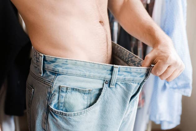 Nahaufnahme eines Mannes, der den Bund seiner übergroßen Jeans herunterzieht, um seinen Erfolg beim Abnehmen zu zeigen. Das Konzept von Körperveränderung, gesunder Ernährung und Fitnesserfolgen. Nahaufnahme eines Mannes, der den Bund seiner übergroßen Jeans herunterzieht, um seinen Erfolg beim Abnehmen zu zeigen. Das Konzept von Körperveränderung, gesunder Ernährung und Fitnesserfolgen. (License=RF) ,model released, Symbolfoto Copyright: xZoonar.com KyryloxSyvunx 25083152 ,model released, Symbolfoto ,property released