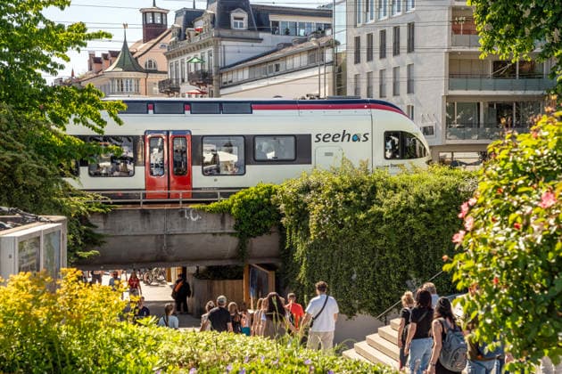 Beliebte S-Bahn Seehas, Linie S6, fährt in den Bahnhof Konstanz ein, Pfingsten, Konstanz am Bodensee, Mai 2026 Deutschland, Konstanz, Mai 2026, beliebte S-Bahn Seehas, Linie S6, fährt in den Bahnhof Konstanz ein, Zug verkehrt zwischen Konstanz, Singen und Engen, wird von der SBB GmbH Deutschland betrieben, Teil des regionalen Verkehrsverbund Hegau-Bodensee VHB, fährt im 30-Minuten-Takt, grenzüberschreitender Bahnverkehr am Bodensee, schönstes Frühlingswetter mit Temperaturen bis 29 Grad, Pfingstsamstag, Bahn, Öffentlicher Nahverkehr, Urlaubszeit, Baden-Württemberg, Tourismus, Frühling,
