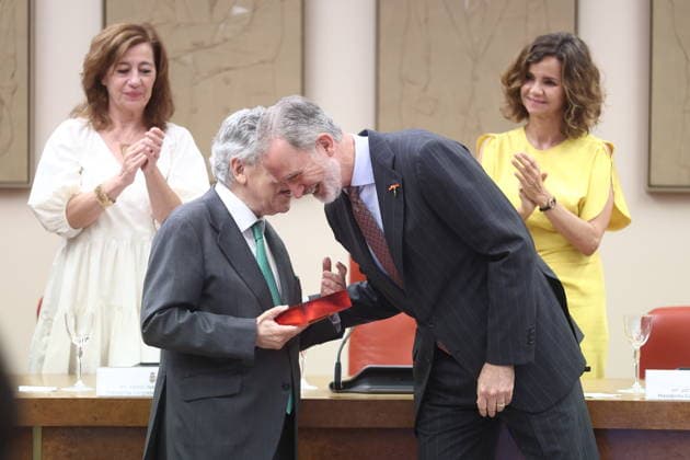 The King presides over the award ceremony of the VI Premio 15 de Junio King Felipe VI presents the award to journalist Miguel Ángel Aguilar i during the award ceremony of the VI Premio 15 de Junio a los Valores Constitucionales, in the Congress of Deputies, June 15, 2026, in Madrid Spain In this edition, the award goes to journalist and writer Miguel Ángel Aguilar in recognition of an exemplary career in defense of freedom of expression and freedom of the press, two fundamental constitutional values which, moreover, represent an essential counterweight for the proper functioning of any democracy June 15, 1977 marks one of the most important moments in Spains recent history, the first democratic elections in which all Spaniards voted freely Copyright: xEduardoxParrax 7598541