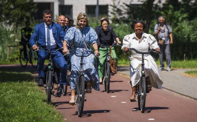 AMSTERDAM - Queen Maxima, Minister Hans Vijlbrief (Social Affairs and Employment), and Alderman for Social Justice Araya Sumter cycled to the K-buurt during a visit to Amsterdam Zuidoost. The visit took place as part of the Debt-Free Neighborhood initiative, focusing on a structural approach to debt and financial problems. FREEK VAN DEN BERGH ANP netherlands out - belgium out Copyright: xx x563196969x originalFilename: 563196969