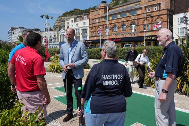 Prince of Wales visit to Hastings Britain s Prince William, Prince of Wales (3rd L) meets local players as he plays a round of crazy golf during a visit to the Hastings Adventure Miniature Golf in Hastings, south-east England on July 9, 2026., Credit:CARLOS JASSO PA ROTA - B68 Avalon United Kingdom, East Sussex, Hastings Copyright: xCARLOSxJASSOx xPAxROTAx-xB68x xAvalonx 1115505849