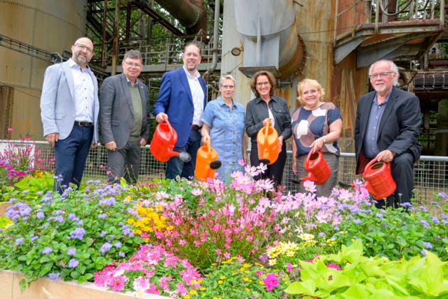 22.07.2026,Pressetermin, Übergabe des Fördermittelbescheids für das Projekt AWO Wir-Garten im Zukunftsgarten der IGA 2027 Auf dem Bild v.l. Tim Hammerbacher, Geschäftsführer UB AWO Dortmund, Horst Fischer, Geschäftsführer IGA 2027, Marco Schmitz, Stiftungsratsvorsitzender Sozialstiftung NRW, Ute Mais, CDU, Bürgermeisterin Dortmund, Ursula Mehrfeld, Vorsitzende der Geschäftsführung Stiftung Industriedenkmalpflege und Geschichtskultur, Ulrike Matzanke, stv. Vorsitzende UB AWO Dortmund, Rolf Stoltze, MdL Dortmund Kokerei Hansa, Emscherallee 11, NRW Deutschland