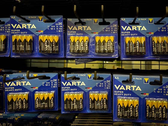 Verkaufsregal mit VARTA-Batterien im Einzelhandel. AA- und AAA-Batterien der Produktlinie Super Heavy Duty in Blisterverpackungen. Markenprodukt, Batterien, Energieversorgung, Einzelhandel, Verkaufsregal, Konsum, Elektronikzubehör, Wirtschaft, Handel, Verbraucher, Markenartikel, VARTA, Deutschland, Industrie, Batteriehersteller, Restrukturierung, Insolvenz, Eigenverwaltung, Sanierung, Lieferkette, Wirtschaftskrise, Nahaufnahme. Copyright: xJOERANxSTEINSIEKx