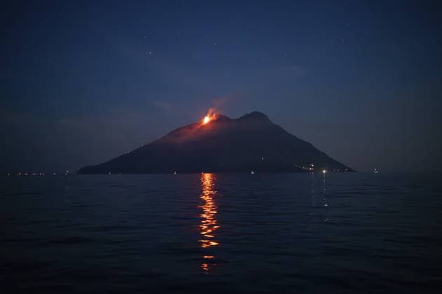 Vulkan mit Eruption und Lavafluss reflektiert auf Meeresoberfläche, Vulkan Stromboli, Stromboli, Äolische oder Liparische Inseln, Tyrrhenisches Meer, Sizilien, Süditalien, Italien Volcano with eruption and lava flow reflecting on sea surface, Stromboli volcano, Stromboli, Aeolian or Lipari islands, Tyrrhenian Sea, Sicily, southern Italy, Italy Copyright: imageBROKER OlafxKrüger ibxomk18330196.jpg