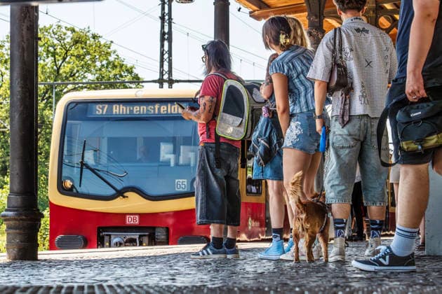 Berliner S-Bahn Zug der Linie S7 Richtung Ahrenfelde bei Halt im S-Bahnhof Grunewald, Fahrgäste am Bahnsteig, Berlin, 30. Juli 2026 Deutschland, Berlin, Juli 2026, S-Bahn-Zug der Linie S7 Richtung Ahrensfelde hält in der Station Grunewald, VBB, ÖPNV, Fahrgäste warten am Bahnsteig, Öffentliche Verkehrsmittel, Deutschlandticket, Deutsche Bahn, Verkehr,