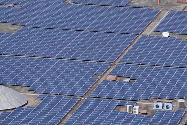 Solarenergie, Photovoltaik, Photovoltaikanlage, Solaranlage, Solarmodule, Solarpanels, Dachsolaranlage, Solarstrom, Symbolbild für erneuerbare Energien, erneuerbare Energie, Energiewende, Stromerzeugung, nachhaltige Energie, grüne Energie, saubere Energie, Klimaschutz, CO2-Reduktion, Energieversorgung, Stromversorgung, Eigenstrom, Energieeffizienz, nachhaltiges Gebäude, Gebäudedach, Flachdach, Solarpark auf Dach, Sonnenenergie, regenerative Energie, Stromproduktion, Dekarbonisierung Copyright: xArnexAmbergx