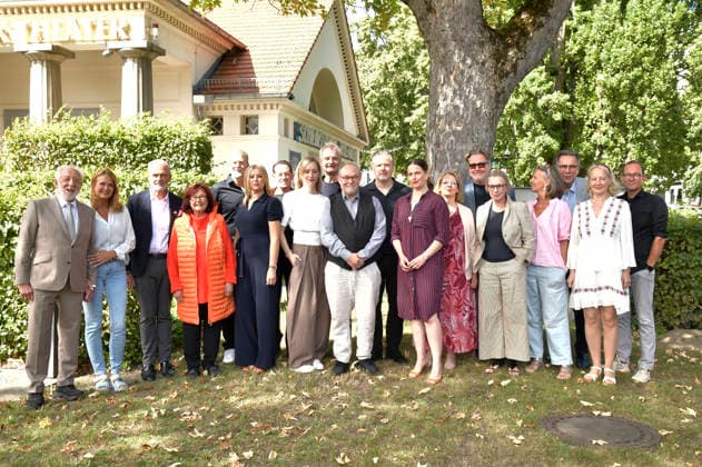 Dieter Hallervorden, Christiane Zander, Marko Pustisek, Brigitte Grothum, Kai Wiesinger, Barbara Maria Sava, Max Tidof, Judith Richter, Heinrich Schafmeister, Frank-Lorenz Engel, Nicholas Reinke, Isabell Polak, Nathalie Hallervorden, Anatol Preissler, Maria Hartmann, Katja Wolff, Manfred Langner, Irene Christ und Philip Tiedemann bei der Jahrespressekonferenz zur Spielzeit 2026 27 im Schlosspark Theater. Berlin, 26.08.2026
