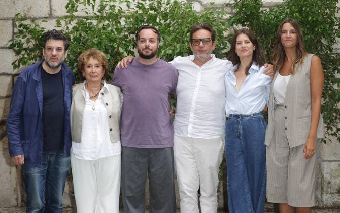 Eric Caravaca, Josiane Stoleru, Jérémy Lopez, Maurice Hermet, Alice Dufour, and Charlotte Gabris at the photocall for the film *Instinct de famille* during the 19th Angoulême Francophone Film Festival, France, on August 27, 2026. Coadic Guirec Bestimage Instinct de famille photocall during Day Four of the 19th Angoulême French-Language Film Festival on August 27, 2026, in Angoulême, France. Angoulême, France Copyright: xCOADICxGUIRECx xBESTIMAGExCOADICxGUIRECx xBESTIMAGEx