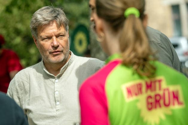 Robert Habeck, ehemaliger Wirtschaftsminister, bei Wahlveranstaltung der GRÜNEN, Magdeburg, 28. August 2026 Deutschland, Magdeburg, 28. August 2026, Robert Habeck, ehemaliger Wirtschaftsminister, unterhält sich mit Unterstützern, Rückenaufschrift: Nur mit Grün, Wahlveranstaltung der GRÜNEN: Lunch mit Suse Sziborra-Seidlitz und Robert Habeck, Schweizer Milchkuranstalt, Schleinufer, Landtagswahlen in Sachsen-Anhalt am 6. September, Wahlkampf, Politik,