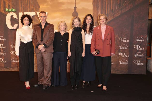 Melika Foroutan, David Schuetter, Dagmar Manzel, Lea Drinda, Soma Pysall und Joerdis Triebel bei der City of Blood (Disney+) Serien Premiere am 31.08.2026 in Berlin Melika Foroutan, David Schuetter, Dagmar Manzel, Lea Drinda, Soma Pysall and Joerdis Triebel attend the premiere og Hulu s City of Blood season 1 premiere on August 31, 2026 at Kino International in Berlin, Germany City of Blood Serien Premiere in Berlin
