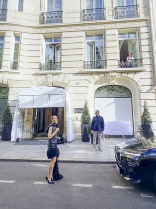 Céline Dion leaves the Royal Monceau surrounded by a crowd of fans and shares a lovely moment with them, dancing to one of her most iconic songs, Pour que tu m’aimes encore, in Paris, France, on September 1, 2026 Léa Vieillot Bestimage Canadian singer Celine Dion leaves the Royal Monceau surrounded by a crowd of fans and shares a lovely moment with them, dancing to one of her most iconic songs, Pour que tu m’aimes encore, in Paris, France, on September 1, 2026 Paris France Copyright: xLÃ axVieillot BestimagexLÃ axVieillot Bestimagex