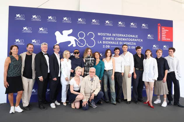Kristina Börjeson, Jonas Dornbach, Marta Donzelli, Gregorio Paonessa, Luna Wedler, Alina Marazzi, Emilia Schüle, Aaron Altaras, Lucas Englander, Sebastian Schneider, Lia von Blarer, Hans-Christian Hegewald und Idan Weiss mit Cast und Team beim Photocall zum Kinofilm Das Mädchen mit der Leica La ragazza con la Leica The Girl with the Leica auf der Biennale di Venezia 2026 83. Internationale Filmfestspiele von Venedig im Palazzo del Casino. Venedig, 02.09.2026