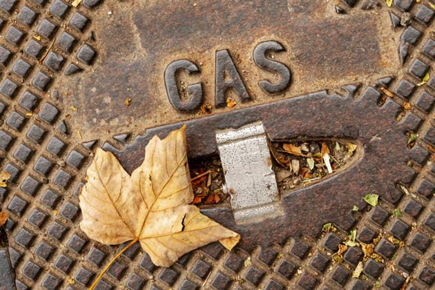 Gasdeckel mit Herbstblatt, Blatt liegt auf Strassenkappe für Gasleitungen, Symbolfoto, München, September 2026 Deutschland, München, September 2026, Gasdeckel mit verwelktem Herbstblatt, Symbolfoto Gaskrise im Herbst oder Winter, der Füllstand der deutschen Gasspeicher liegt heute am 2. September bei 53,28 Prozent, ist vergleichsweise niedrig, gusseisene Strassenkappe mit Aufschrift Gas, Abdeckung für darunter befindliche Gasleitung, die in den Strassenbelag eingelassen ist, Absperrschieber für Hausanschluss Gas, Gusseisen, Gasmangel, Gasknappheit, Mangel, Knappheit, Erdgas, Bayern, Querformat,