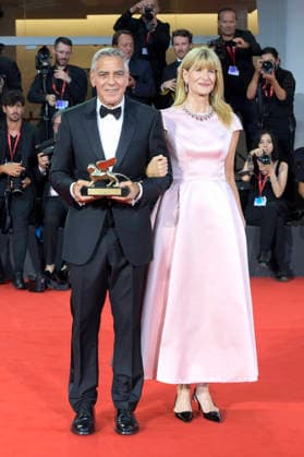 George Clooney mit Laura Dern und den Goldenen Löwen für sein Lebenswerk auf der Biennale di Venezia 2023 83. Internationale Filmfestspiele von Venedig im Palazzo del Cinema. Venedig, 02.09.2026