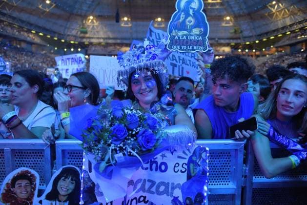 Aitana’s First Concert in Barcelona as Part of the Cuarto Azul World Tour Several fans before a performance by singer Aitana at the Palau Sant Jordi on September 4, 2026, in Barcelona, Catalonia, Spain. Aitana resumes her Cuarto Azul World Tour this Friday, September 4, in Barcelona. The concert will be the first of four scheduled at the Palau Sant Jordi. GALE, Ganges, Luiza, Chiara Oliver, and Gara Durán will perform alongside the Catalan artist as opening acts. SEPTEMBER 4, 2026 CATALONIA CONCERT AITANA FANS MUSIC SINGER ARTIST Barcelona Catalonia Barcelona Catalonia Spain Copyright: xAlbertoxParedesx 7749538