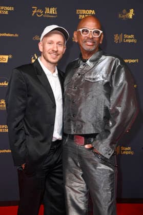 Pierre Sanoussi-Bliss mit Freund Dennis Ortmann bei der 32. Verleihung der Goldenen Henne 2026 in der Leipziger Messe. Leipzig, 04.09.2026