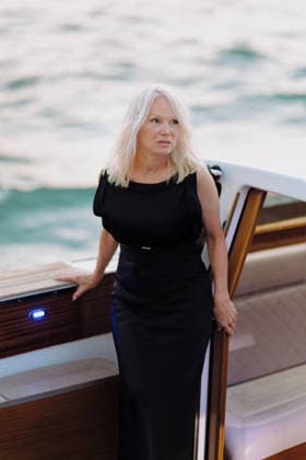 Pamela Anderson, dressed head-to-toe in a black Miu Miu dress, steps out to board a boat bound for the Miu Miu Les histoires de femmes soirée during the 83rd Venice International Film Festival (Mostra), in Venice, France, September 6, 2026 Tiziano Da Silva Bestimage Pamela Anderson, dressed head-to-toe in a black Miu Miu gown, steps out to board a boat to attend the Miu Miu Les histoires de femmes soirée during the 83rd Venice International Film Festival (Mostra), in Venice, France, on September 6, 2026 Venice, Italy Copyright: xTizianoxDaxSilvax xBestimagexTizianoxDaxSilvax xBestimagex
