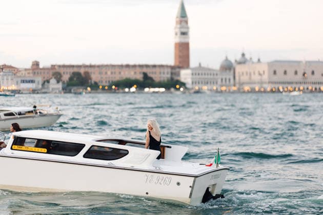 Pamela Anderson, dressed head-to-toe in a black Miu Miu dress, steps out to board a boat bound for the Miu Miu Les histoires de femmes soirée during the 83rd Venice International Film Festival (Mostra), in Venice, France, September 6, 2026 Tiziano Da Silva Bestimage Pamela Anderson, dressed head-to-toe in a black Miu Miu gown, steps out to board a boat to attend the Miu Miu Les histoires de femmes soirée during the 83rd Venice International Film Festival (Mostra), in Venice, France, on September 6, 2026 Venice, Italy Copyright: xTizianoxDaxSilvax xBestimagexTizianoxDaxSilvax xBestimagex