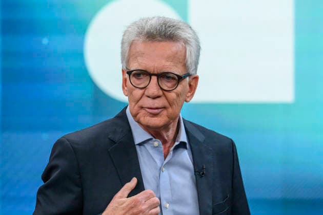 im Bild v.l.: Thomas de Maiziere, CDU, Bundesminister a.D., GER, Berlin, Studio, zu Gast bei - Caren Miosga, Polittalk, TV, Format, Das Erste, aus Berlin Adlershof - am Studio 20, Thema: das Ergebnis und die Folgen der Landtagswahl in Sachsen-Anhalt, (Die AfD und die Landtagswahl in Sachsen-Anhalt) 06.09.2026, Copyright: HMBxMedia UwexKoch
