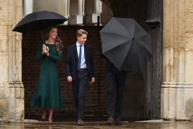 Britain s Prince William, Prince of Wales (R), struggles to close his umbrella as he and Britain s Catherine, Princess of Wales (L) walk with their 13-year-old son, Britain s Prince George of Wales (C), as he arrives for his first day at Eton College, in Britain s Prince William, Prince of Wales (R), struggles to close his umbrella as he and Britain s Catherine, Princess of Wales (L) walk with their 13-year-old son, Britain s Prince George of Wales (C), as he arrives for his first day at Eton College, in Eton, west of London, on September 8, 2026., Credit:Avalon.red PA ROTA - B68 Avalon United Kingdom, Berkshire, Eton Copyright: xAvalon.redx xPAxROTAx-xB68x xAvalonx 1132437479